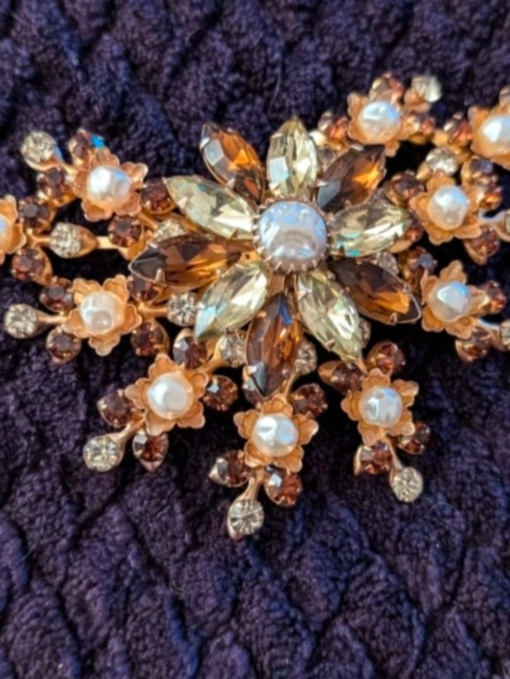 LG VINTAGE Judy LEE Gold-Tone Crystal Brooch with Pearls - Gold